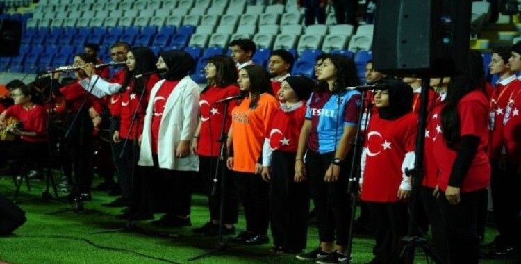 Başakşehir-Trabzonspor maçında İstiklal Marşı öğrencilerden