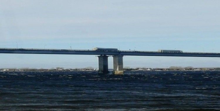 Rusya fırtına köprü üstündeki tırı yan yatırdı