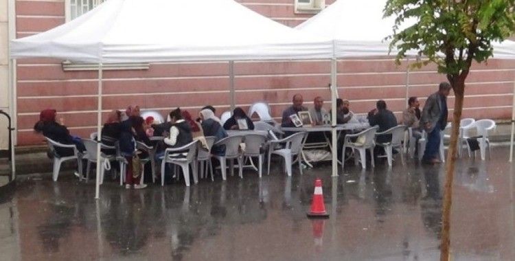 HDP önünde evlat nöbeti tutan aileler için kışlık çadır kuruldu