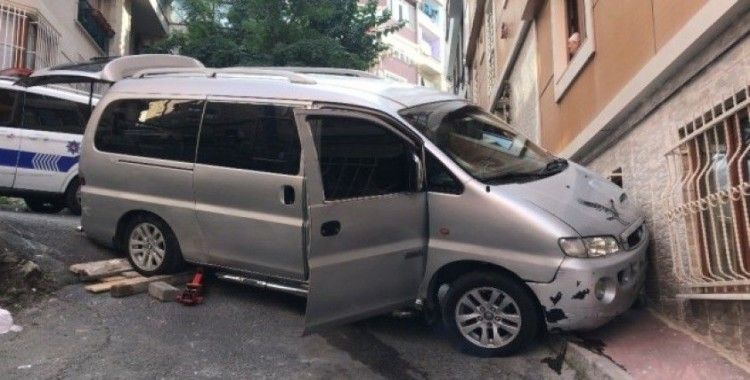 (Özel) Beyoğlu’nda binaya çarpan minibüs vatandaşları korkuttu