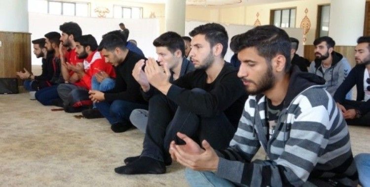 Elazığ’da üniversite öğrencileri şehitler için mevlit okuttu
