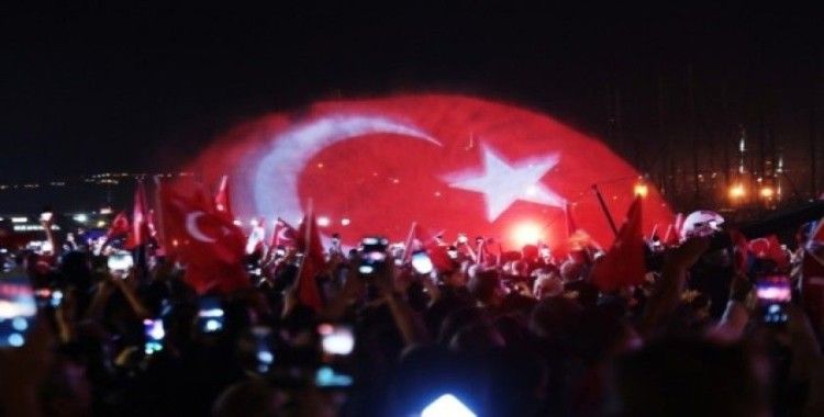 Bodrum’da binler sokağa döküldü, dev Türk bayrağı denizde dalgalandı