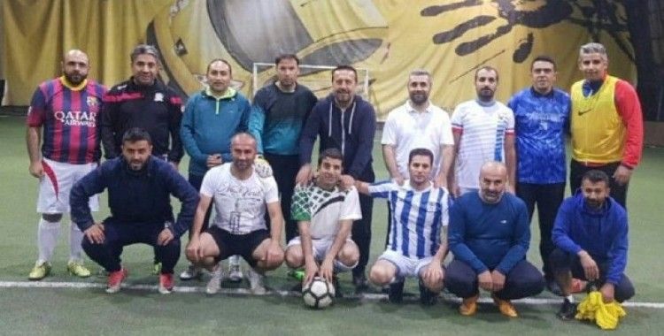 Edremit Belediyesi yöneticileri ve gazeteciler arasında dostluk maçı