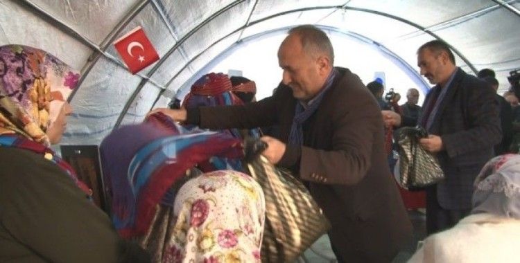 HDP önünde evlat nöbeti tutan ailelere bir destek de Trabzon’dan