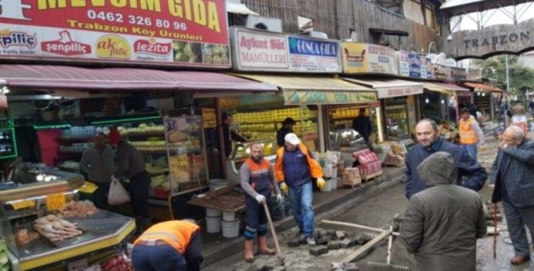 Trabzon’daki şiddetli yağışın ardından iş yerlerindeki ve sokaklardaki temizlik çalışmaları sürüyor
