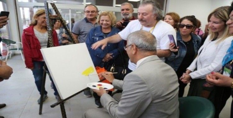 Başkan Tarhan, aktivist sanatçılarla birlikte resim yaptı