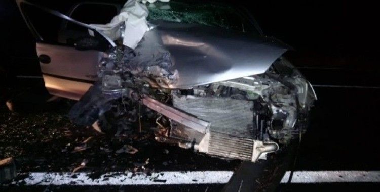 Traktör römorkuna çarparak savrulan otomobil hafif ticari araca çarptı: 1 ölü, 6 yaralı
