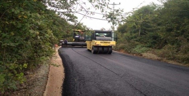Bin 700 metrelik köy yoluna sıcak asfalt
