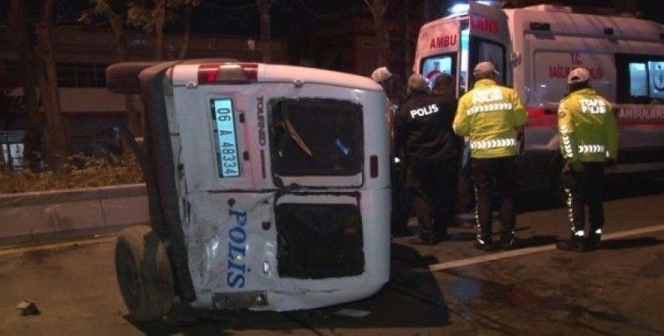 Ankara’da minibüs polis aracına çarptı: 2’si polis 4 yaralı