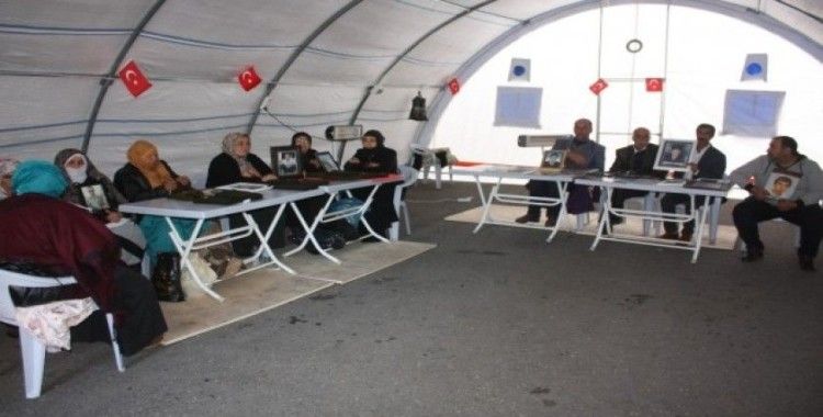 HDP önündeki aileler, soğuk havalara aldırmadan çocuklarını beklemeye devam ediyor