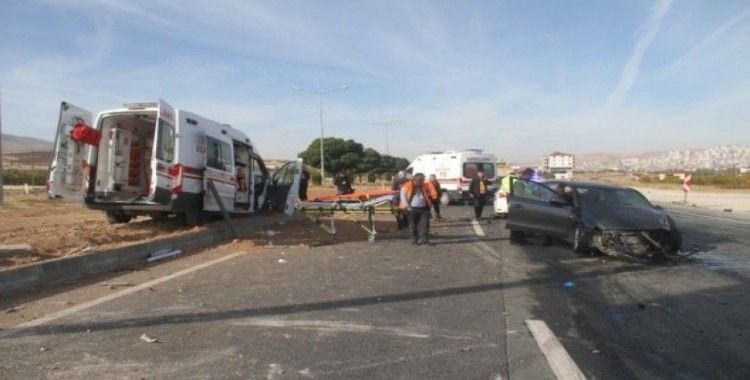 Elazığ’da ambulans ile otomobil çarpıştı: 1’i ağır 7 yaralı
