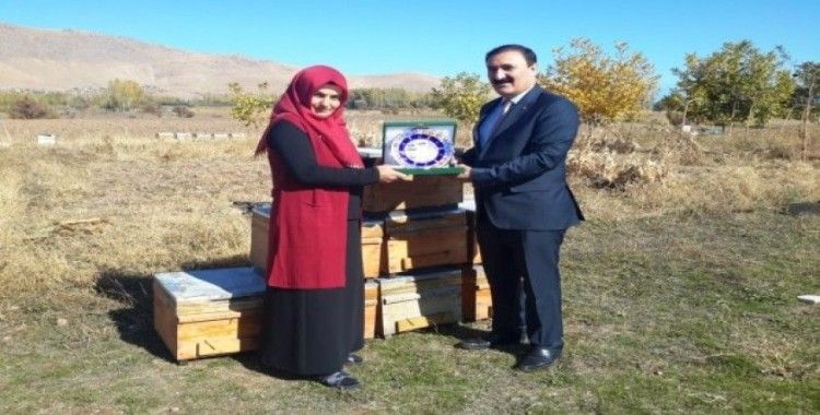 Başkan Süer’den Türkiye birincisi kadın çiftçiye plaket