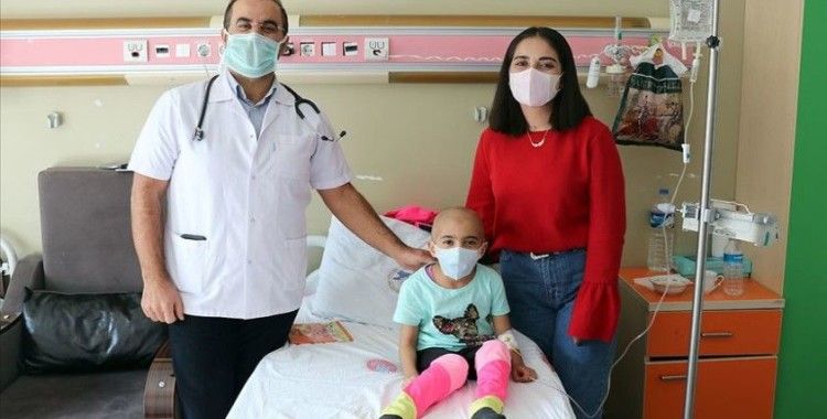 Lösemiyi 4 yılda yenen Fatma ziyaret ettiği hastalara umut aşılıyor