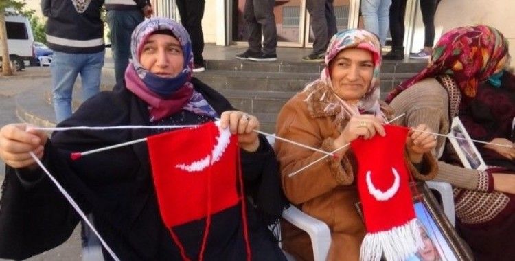 Evlat nöbetindeki anneler Türk bayraklı atkı örüyor