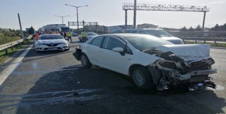TEM Otoyolu’ndaki kazada otomobil hurdaya döndü: 1’i ağır 3 yaralı
