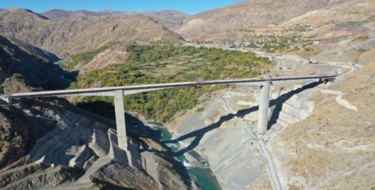 Türkiye’nin en büyük konsol viyadüklü asma köprüsü tamamlandı