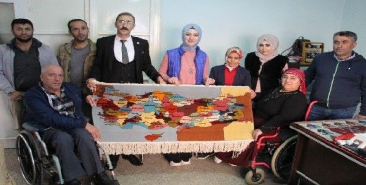 Engelli vatandaşlar, dokudukları halıyı Cumhurbaşkanı Erdoğan’a ulaştırmak istiyor