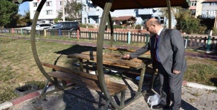 Başkan Özcan, parkta gördüğü manzaraya tepki gösterdi