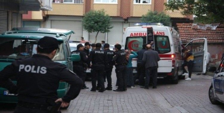 Zeytinburnu'nda cinnet geçiren baba dehşet saçtı; 3 yaralı