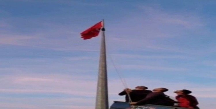 Köylüler, Türk bayrağını köyün en tepesinde dalgalandırdı
