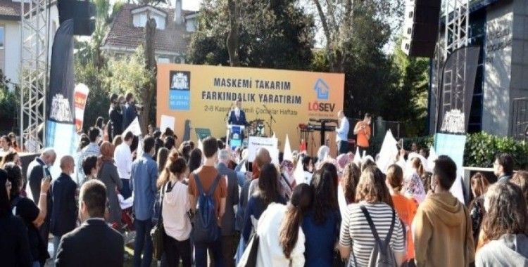 Beşiktaşlılar lösemili çocuklar için maskelerini takıp yürüdü