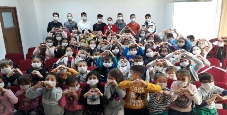 70 çocuk maskesini taktı, lösemili çocuklara destek için şarkı söyledi