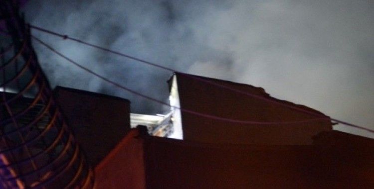 Taksim’de 6 katlı bir binanın çatısı alev alev yandı