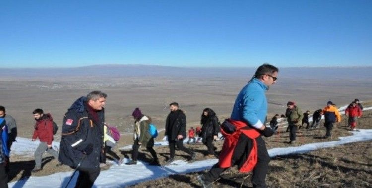 Kars’ta AFAD gönüllüleri Yahni Dağı’na tırmandı