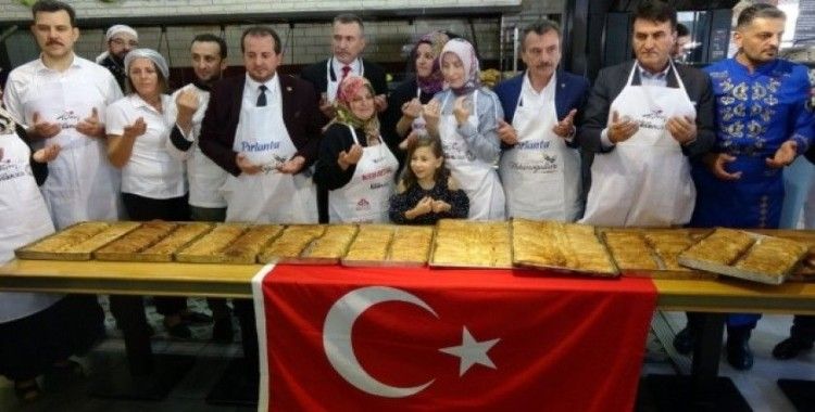 Bursalı börekçiden sınırdaki askerlere 250 kilogram kol böreği