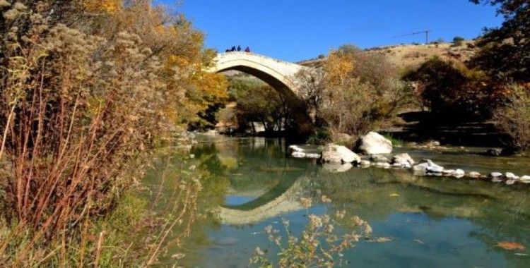 Mimarisiyle Mostar Köprüsü’ne benzetilen Tağar Köprüsün’de sonbahar şölen