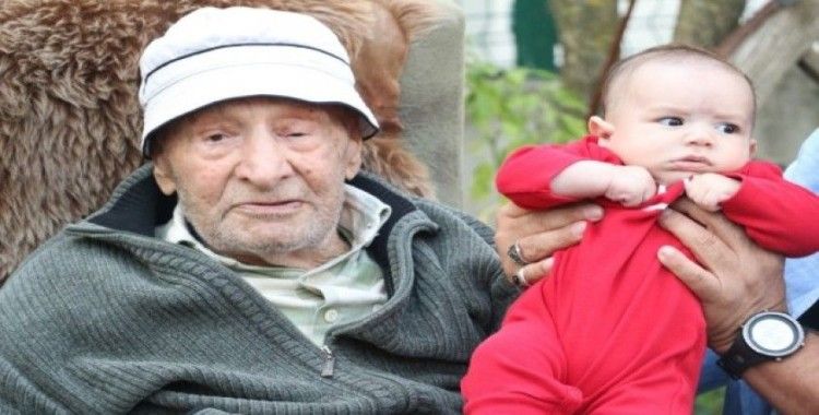 79 torunu olan ve 100 yaşına giren yaşlı adama torunlarından doğum günü sürprizi