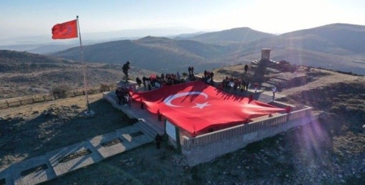 AKUT’tan 294 metrelik dev Türk bayrağı ile anma töreni