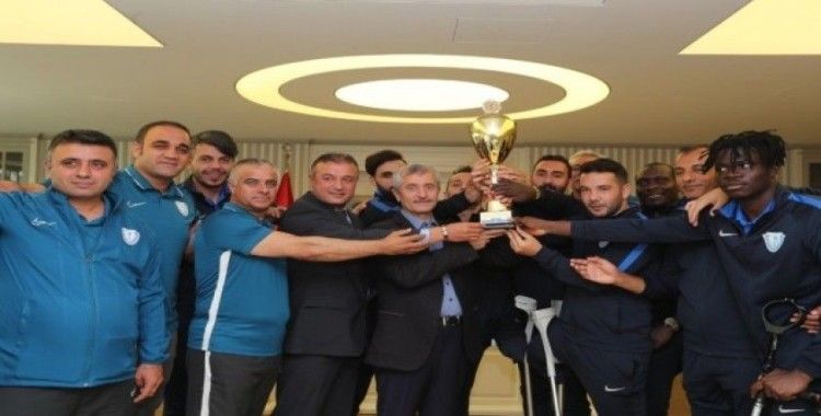 Türkiye Kupası’nı Onursal Başkan Tahmazoğlu’na hediye ettiler