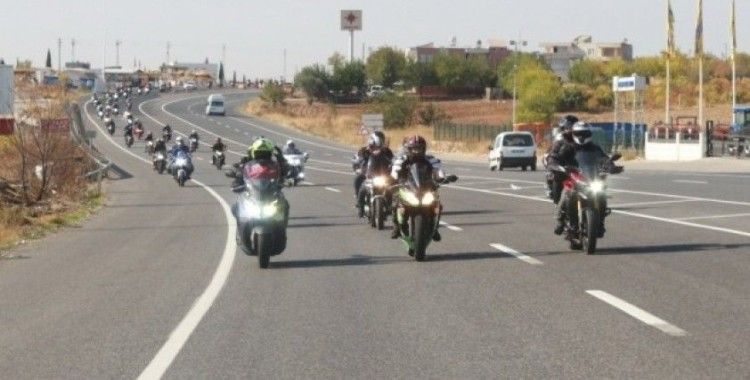 Yüzlerce motosikletliden 10 Kasım etkinliği