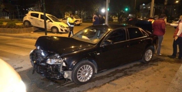 Kaza sonucunda refüje oturan arabada bulunan 3 kişi yaralandı