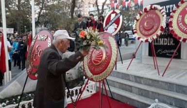 Her törende Ata'sına koşuyor, yetiştirdiği çiçekleri sunuyor