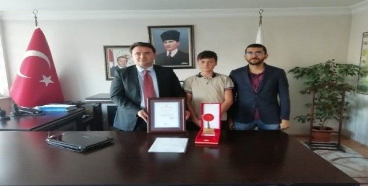 Kaymakam Yılmaz, Türkiye birincisi öğrenciyi tebrik etti