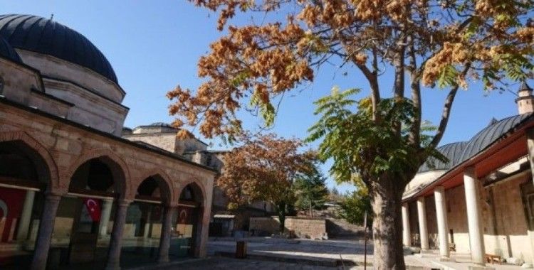 Seyyid Battal Gazi külliyesinde sonbahar güzelliği
