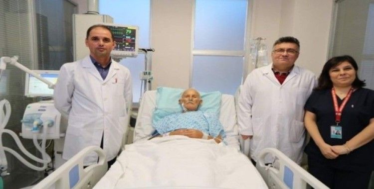 Yaşlı hasta, çalışan kalbine yapılan bypass ile sağlığına kavuştu