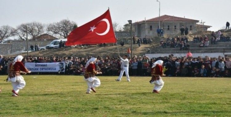 Türk bayrağını dalgalandıran gence kaymakamdan ödül