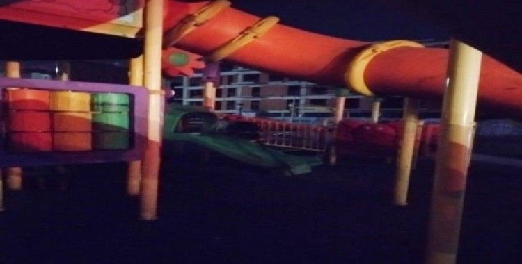Serdivan’da çocuk parkı kimliği belirsiz kişilerce ateşe verildi