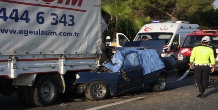 Otomobil kamyona arkadan çarptı: 1 ölü