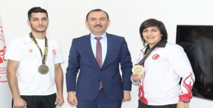 Kaymaz, Kick Boks’ta dünya şampiyonu olan Mersin sporcuları kutladı