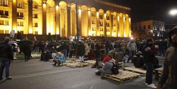 Gürcistan'da halk sokaklara döküldü