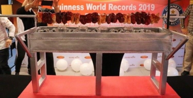 Guinness’e giren kebapçı başarısını kebap görünümlü pastayla kutladı