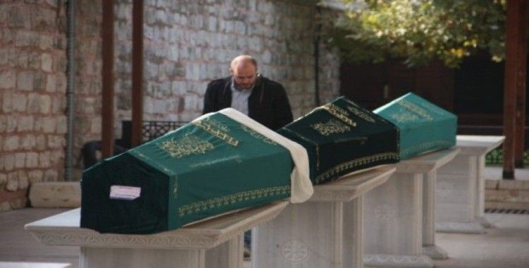 Bakırköy'de siyanür dehşetinde ölen aile son yolculuğuna uğurlandı