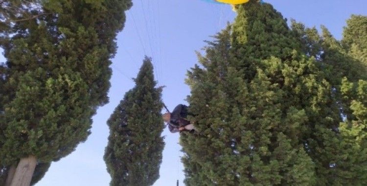 Yamaç paraşütü yaptıkları sırada ağaçta asılı kaldı
