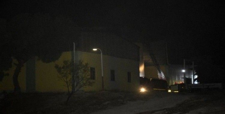 Burdur’da yem fabrikasında yangın korkuttu