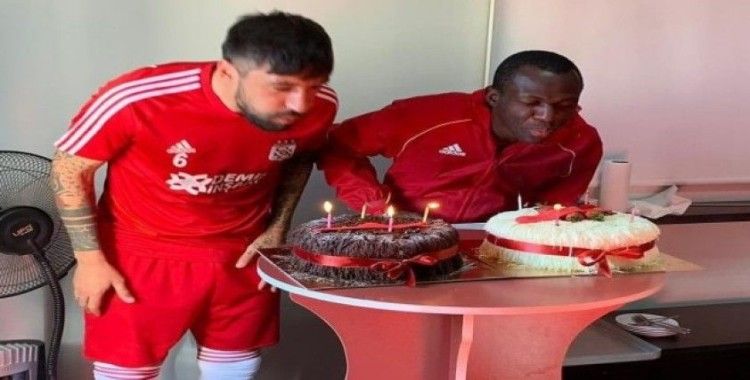 Sivassporlu futbolculara sürpriz kutlama
