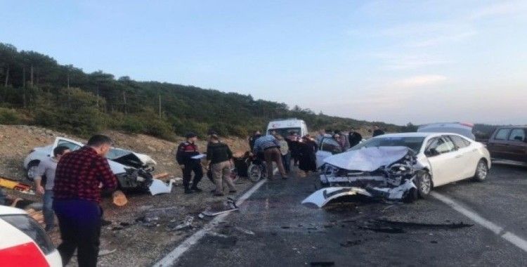 Bursa'da iki araç kafa kafaya çarpıştı, 6 kişi yaralandı